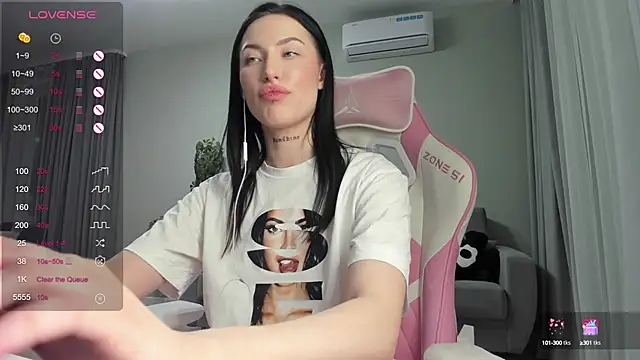 JenniferQueen11 online show from 7, 2, 2025