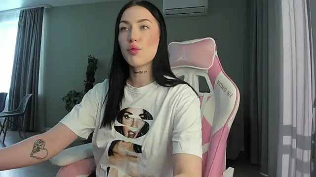 JenniferQueen11 online show from 19, 2, 2025