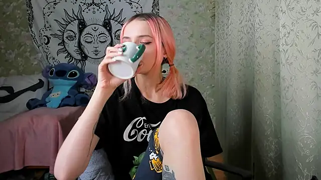 Cutie Adelia online show from 25, 1, 2025