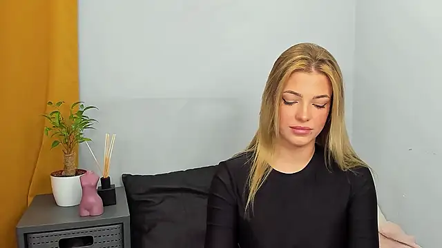 LilyBlondee online show from 8, 12, 2024