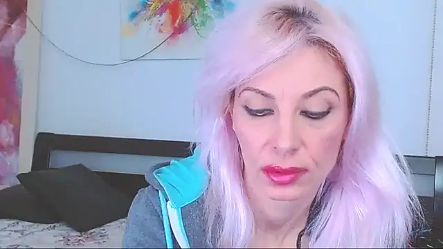 HoneyLara online show from 2, 3, 2025