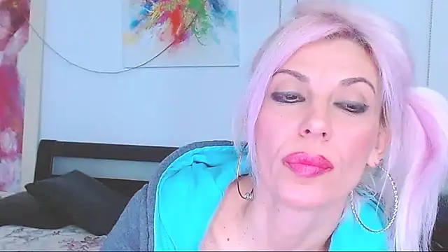 HoneyLara online show from 6, 3, 2025