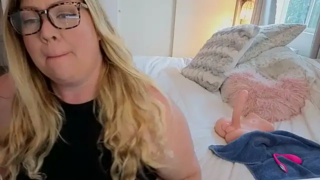 JESS LOVES online show from 10, 11, 2025