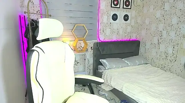 Snapshot of AlexandraMooree chatting on 13, 1, 2025 AlexandraMooree online show from 13, 1, 2025