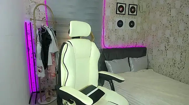 Snapshot of AlexandraMooree chatting on 17, 1, 2025 AlexandraMooree online show from 17, 1, 2025