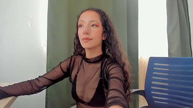 Snapshot of Lucia_Fuster chatting on 10, 7, 2026 Lucia Fuster online show from 10, 7, 2026