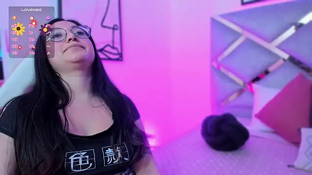 lucy neil online show from 28, 2, 2025