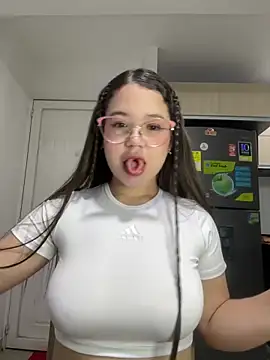 Snapshot of Lucyklein2022 chatting on 11, 1, 2025 Lucyklein2022 online show from 11, 1, 2025