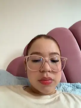 Snapshot of Lucyklein2022 chatting on 15, 3, 2026 Lucyklein2022 online show from 15, 3, 2026