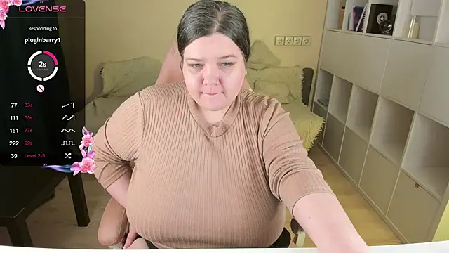 Snapshot of PlumPie chatting on 8, 11, 2025 PlumPie online show from 8, 11, 2025