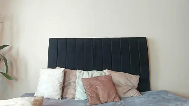 Isa And Natasha online show from 20, 2, 2025