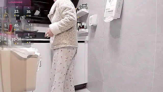 Snapshot of Vivian-6 chatting on 8, 3, 2026 Vivian-6 online show from 8, 3, 2026