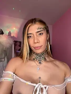 Snapshot of caroline_cossei chatting on 28, 9, 2025 caroline cossei online show from 28, 9, 2025