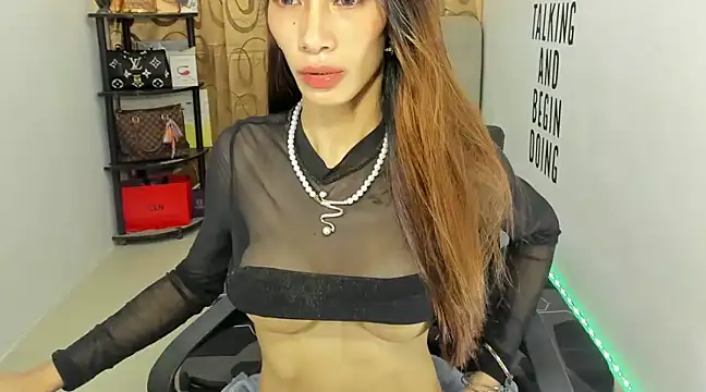 Trixie Mattel21 online show from 18, 12, 2024