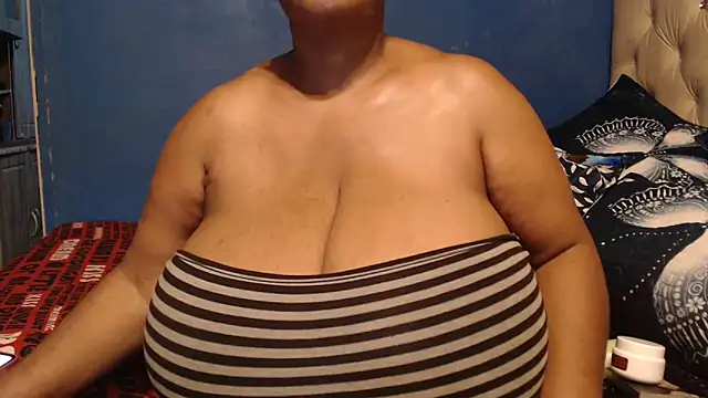 CUTEFIRMMELONSS online show from 4, 3, 2026