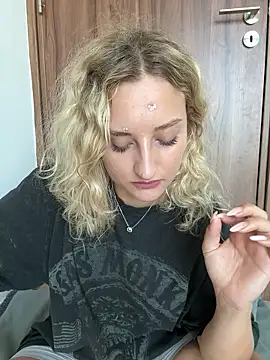 Snapshot of MileySummer chatting on 17, 9, 2025 MileySummer online show from 17, 9, 2025