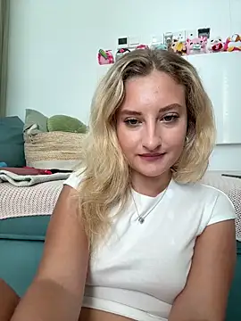 Snapshot of MileySummer chatting on 19, 10, 2025 MileySummer online show from 19, 10, 2025