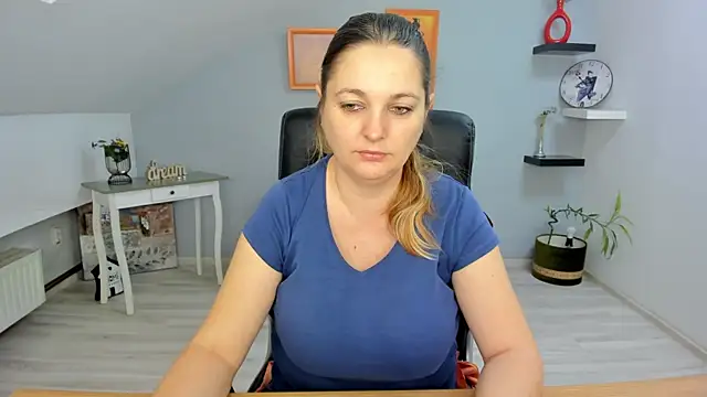 LollaGirl online show from 5, 2, 2025