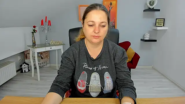 LollaGirl online show from 17, 3, 2025