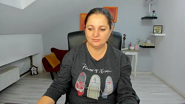 LollaGirl online show from 7, 11, 2025