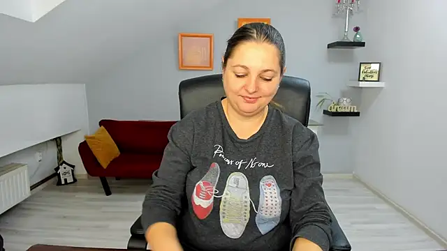 LollaGirl online show from 18, 12, 2025