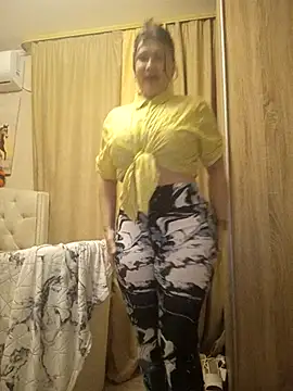 Snapshot of ROXOLANAA_SEXY chatting on 6, 3, 2026 ROXOLANAA SEXY online show from 6, 3, 2026