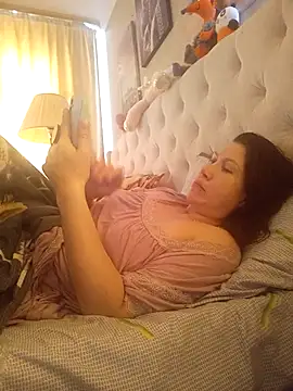 Snapshot of ROXOLANAA_SEXY chatting on 4, 4, 2026 ROXOLANAA SEXY online show from 4, 4, 2026