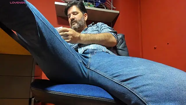 Snapshot of Maxi_TheBigDaddy chatting on 10, 3, 2025 Maxi TheBigDaddy online show from 10, 3, 2025