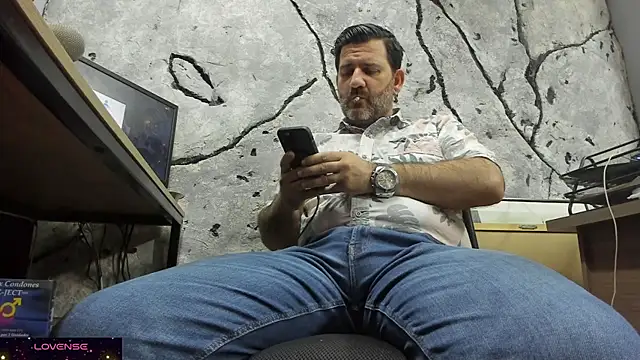 Snapshot of Maxi_TheBigDaddy chatting on 1, 10, 2025 Maxi TheBigDaddy online show from 1, 10, 2025