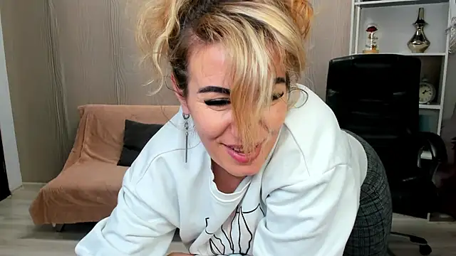 Cassandra Hotty online show from 20, 2, 2025