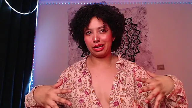 Snapshot of michell_bling1 chatting on 15, 12, 2024 michell bling1 online show from 15, 12, 2024