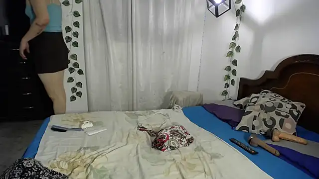 ivonne  hott1 online show from 4, 4, 2026