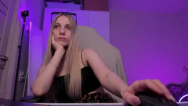 Snapshot of Anna_Fink chatting on 8, 3, 2026 Anna Fink online show from 8, 3, 2026