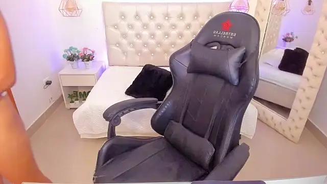 xiomara  cortes online show from 11, 2, 2025