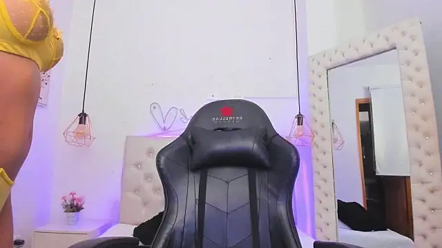 xiomara  cortes online show from 18, 2, 2025