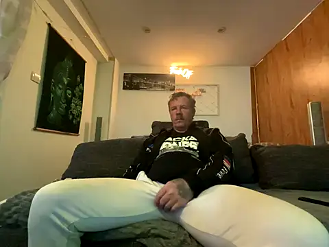 Snapshot of steveindahouse chatting on 2, 10, 2025 steveindahouse online show from 2, 10, 2025