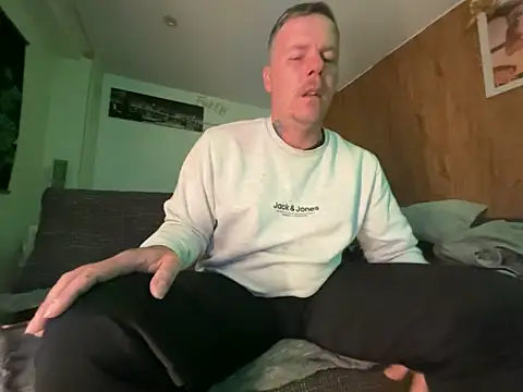 Snapshot of steveindahouse chatting on 17, 10, 2025 steveindahouse online show from 17, 10, 2025