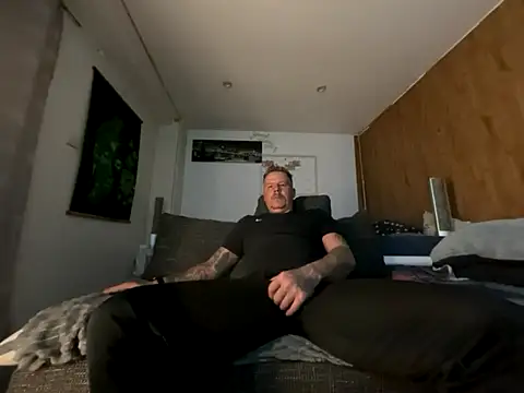 Snapshot of steveindahouse chatting on 18, 10, 2025 steveindahouse online show from 18, 10, 2025