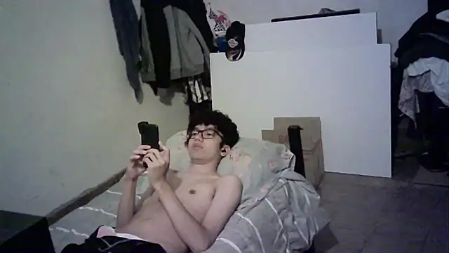 Snapshot of Emv2 chatting on 9, 3, 2026 Emv2 online show from 9, 3, 2026