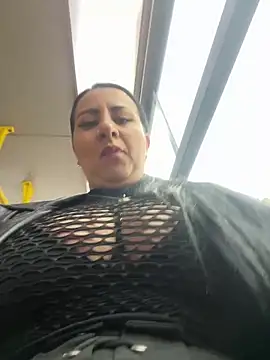 Abril Luv online show from 6, 3, 2025