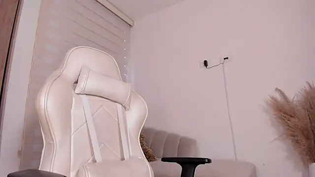 wandathompson  online show from 17, 1, 2025