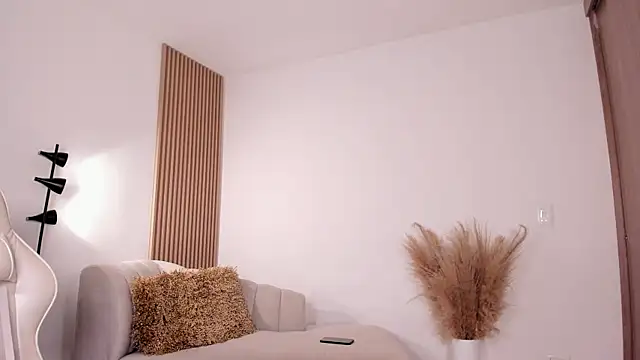 wandathompson  online show from 28, 1, 2025