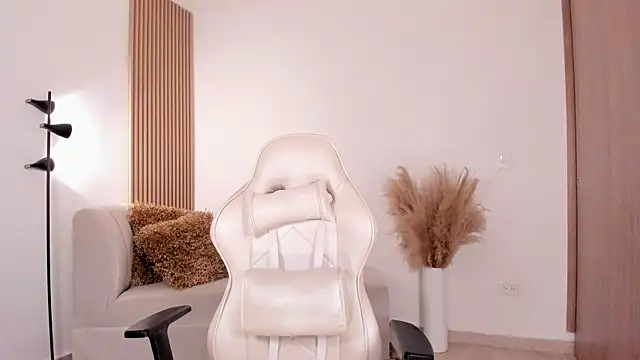 wandathompson  online show from 18, 2, 2025