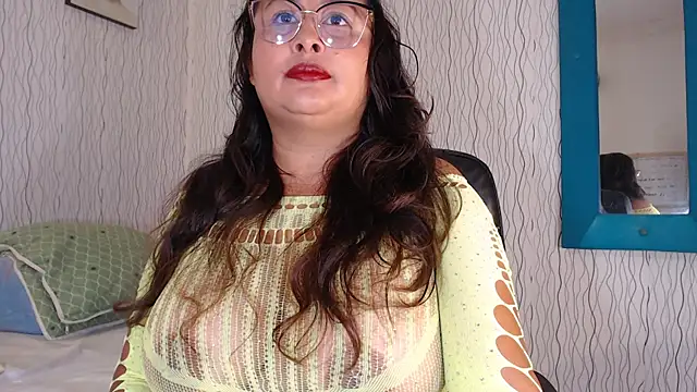 NadiaWhite online show from 4, 10, 2025