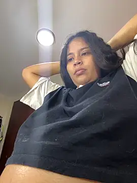 Snapshot of moncerrat_luna chatting on 17, 10, 2025 moncerrat luna online show from 17, 10, 2025