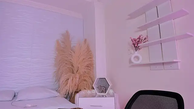 CamileHolmes online show from 14, 4, 2026