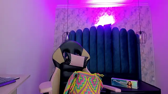 nalalye cruzz  online show from 11, 1, 2026