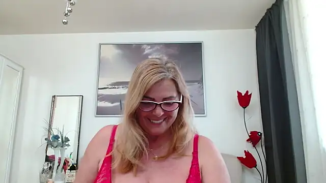 Snapshot of YulliaMilf chatting on 13, 4, 2026 YulliaMilf online show from 13, 4, 2026