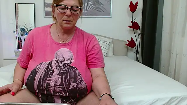 Snapshot of YulliaMilf chatting on 8, 5, 2026 YulliaMilf online show from 8, 5, 2026