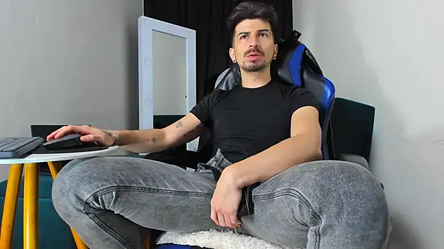 Snapshot of LiamCossio_ chatting on 10, 1, 2025 LiamCossio online show from 10, 1, 2025